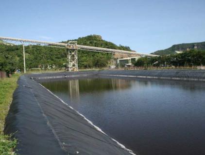 Installez une géomembrane HDPE de 1,0 mm d&#39;épaisseur pour un étang à poissons