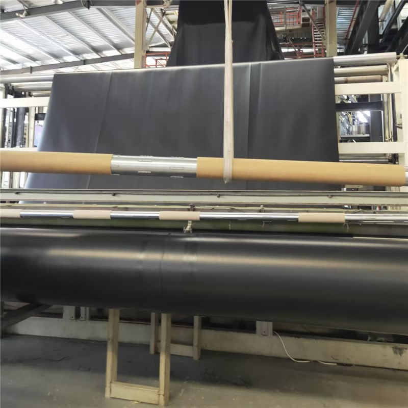 Doublure géomembranaire HDPE de 2,0 mm pour le traitement des eaux usées.jpg Doublure géomembranaire HDPE de 2,0 mm pour le traitement des eaux usées.jpg