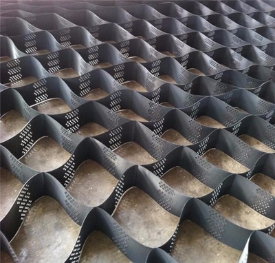 Protection de pente renforcée par géocellules HDPE haute résistance.jpg Protection de pente renforcée par géocellules HDPE haute résistance.jpg