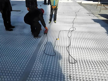 Installation de la feuille d'égouttoir à fossettes.jpg Installation de la feuille d'égouttoir à fossettes.jpg