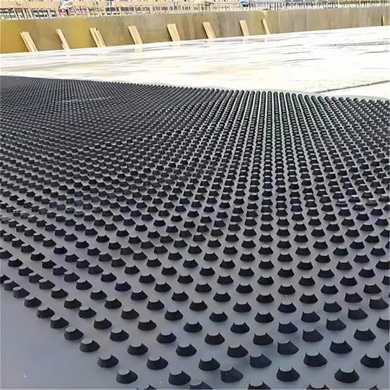 Cas de construction d'un panneau de drainage à fossettes.jpg