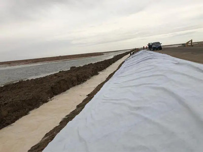 Géotextile en fibres discontinues pour la lutte contre l'érosion.jpg