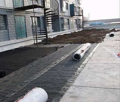 Planche d'égouttage à alvéoles pour mur de soutènement.jpg Planche d'égouttage à alvéoles pour mur de soutènement.jpg