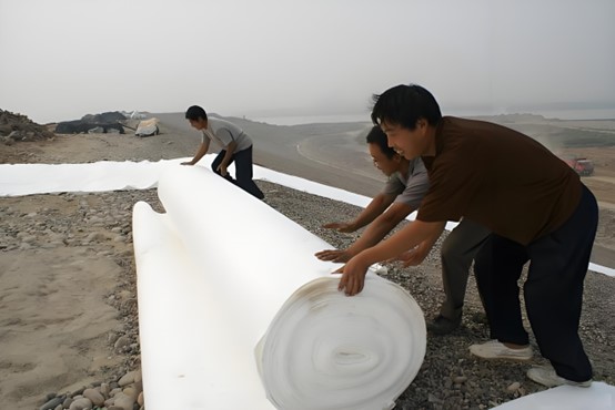 Géotextile de protection des berges de rivière .jpg