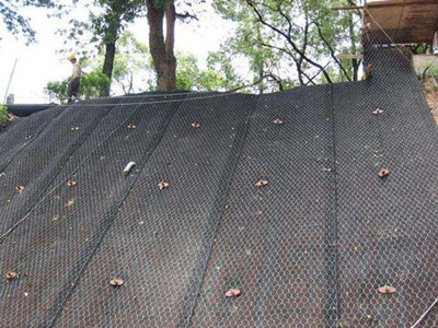 Géomatelas 3D pour protection des talus.jpg