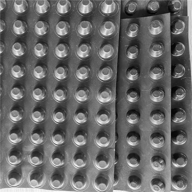 Feuille de drainage en plastique à plots.jpg Feuille de drainage en plastique à plots.jpg