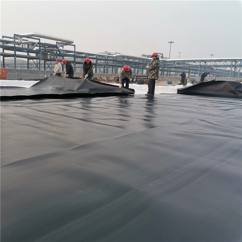 Application de membrane d’étanchéité en géomembrane PEBDL.jpg Application de membrane d’étanchéité en géomembrane PEBDL.jpg